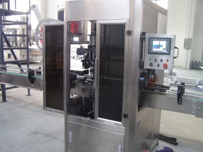 Sleeve labeling machine
