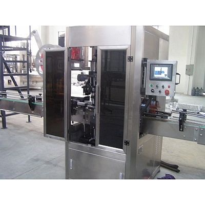 Sleeve labeling machine